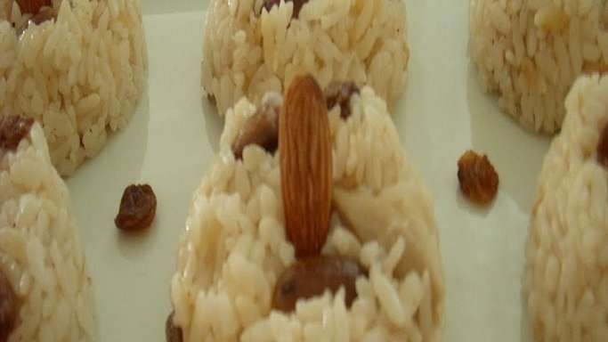 Bademli ve Üzümlü Pilav Tarifi