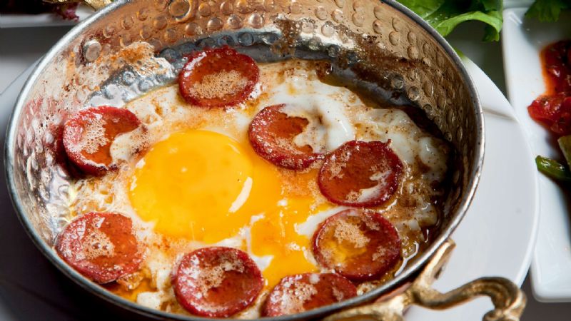 Sahanda Sucuklu Yumurta Tarifi