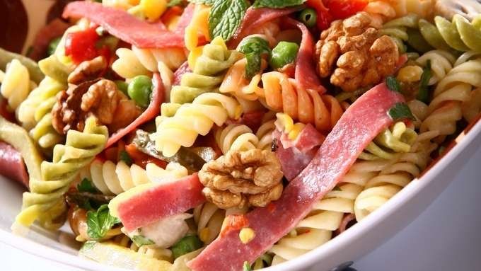 Üç Renkli Makarna Salatası Tarifi