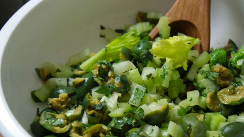 Yeşil Zeytin Salatası Tarifi